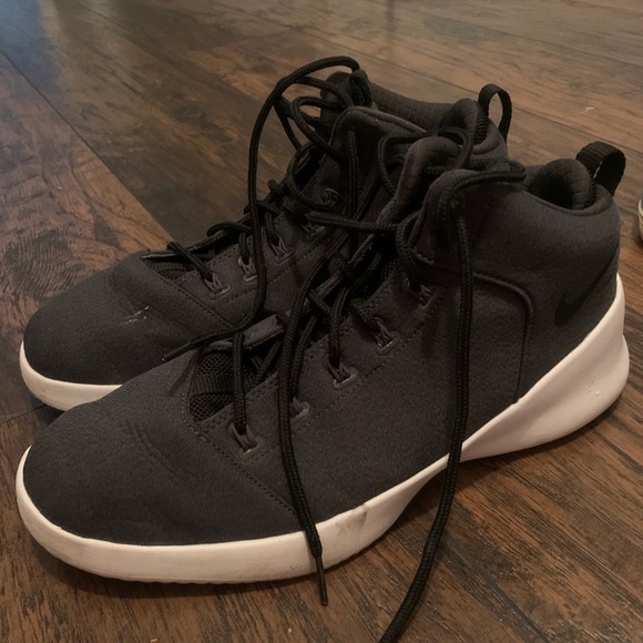 Men’s Nikes - Picture 3 of 3